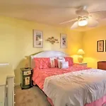 Cheerful 1-Bedroom Townhouse With Spacious Loft